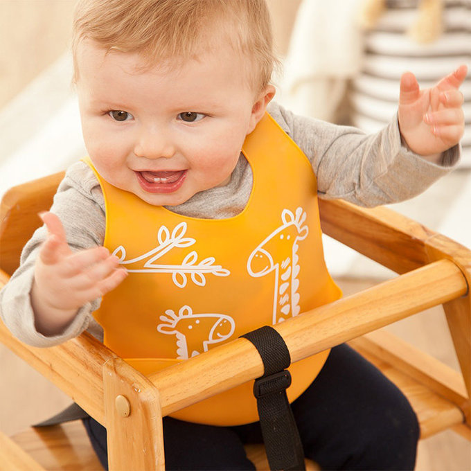 英國 JoJo Maman BeBe 矽膠防掉落食物袋穿式圍兜_ 長頸鹿遊玩(JJD4465Y)