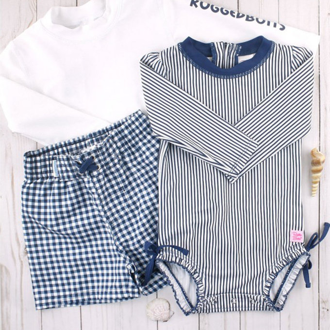 美國 RuffleButts 小男童UPF 50+防曬泳褲_藍白格子_RBSP21-05