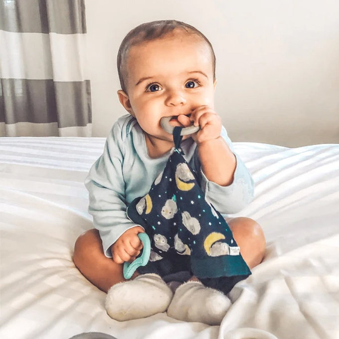 美國 green sprouts 小綠芽 雙層吸水 100%有機棉細紗布之【安撫巾與食品安全等級固齒器】_月亮&星星_GS385364-BO