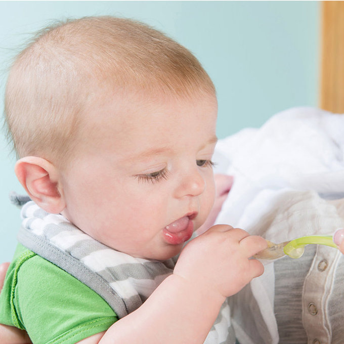 美國 green sprouts 小綠芽 寶寶學習吃飯矽膠防滑副食品湯匙2入組_桃綠色_GS172391-1