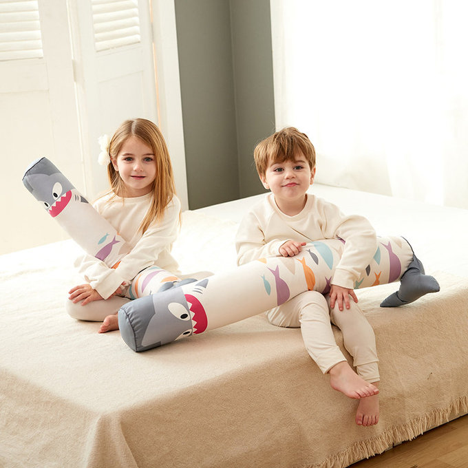 [正韓Hello HiZoo] 純手工製多功能防蟎抗菌兒童長條抱枕/靠枕/睡眠輔助枕/側睡抱枕(小款)天王鯊-HH022