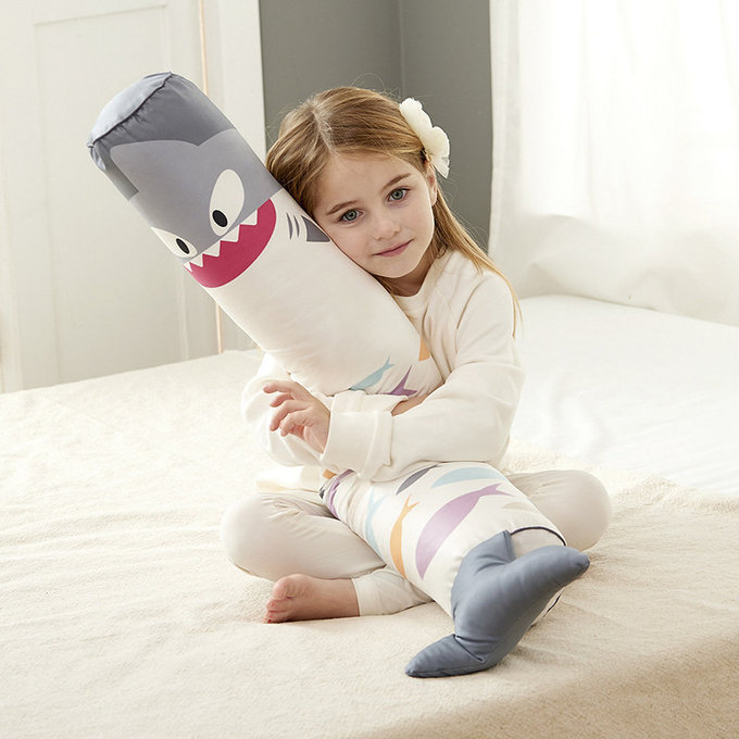 [正韓Hello HiZoo] 純手工製多功能防蟎抗菌兒童長條抱枕/靠枕/睡眠輔助枕/側睡抱枕(大款)天王鯊-HH026