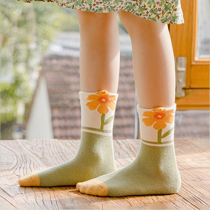【腳ㄚ子】幼/兒童棉質中筒襪_綠草黃花_ilbG005