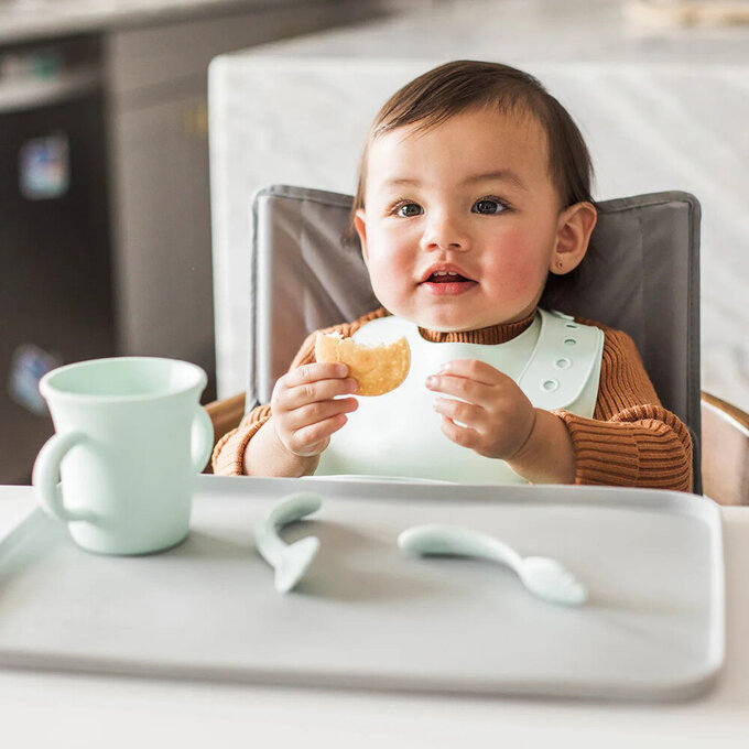 美國 green sprouts 小綠芽超防滑寶寶學習喝水矽膠學習杯_蒂芬尼白_GS144300-LW