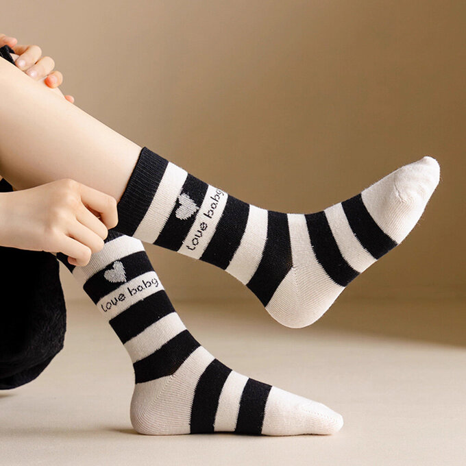 【腳ㄚ子】幼/兒童棉質中筒襪_黑白格紋愛心_ilbG025